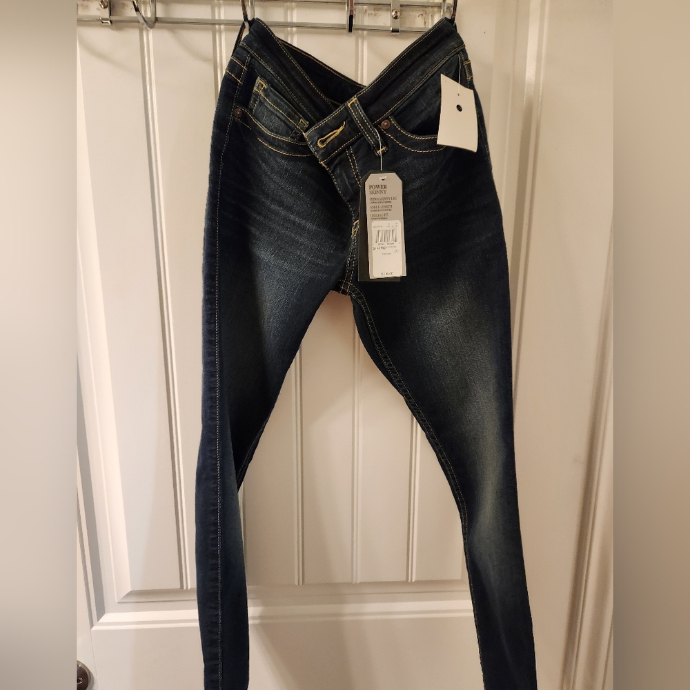 Guess power skinny jeans 26 NWT